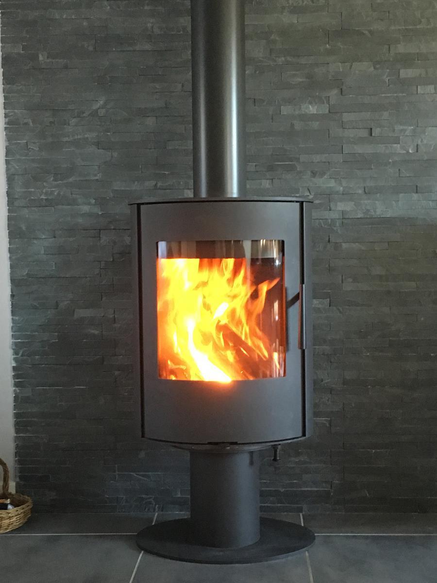 - Installation d'un poêle à bois ROMOTOP Evora T, finition acier, appareil articulé à 360°, économique et personnalisable grâce à un large choix de céramique.